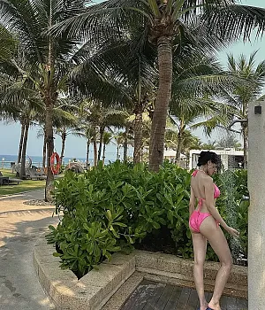 호이안의 여행중 해변에서 샤워중인 처자