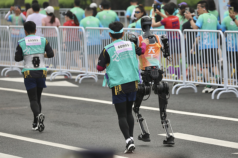 세계 최초 로봇 하프마라톤 대회 우승 휴머노이드