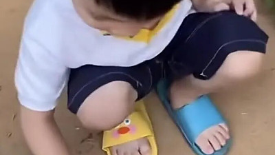 아들이 신은 슬리퍼를 보고 오열한 엄마.jpg