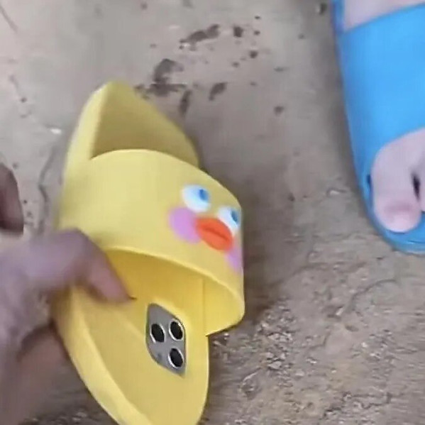 아들이 신은 슬리퍼를 보고 오열한 엄마.jpg