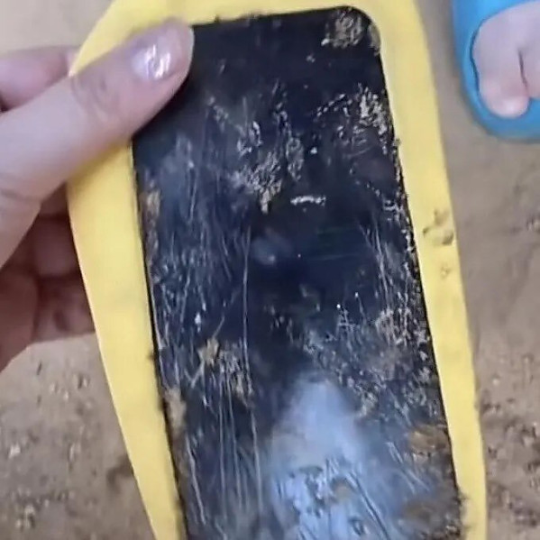 아들이 신은 슬리퍼를 보고 오열한 엄마.jpg