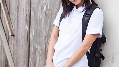 여고생의 수줍은 치마 올리기